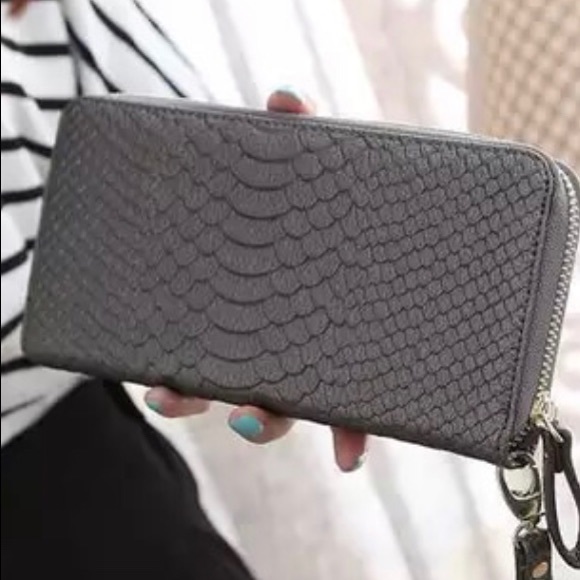 ✨Last one✨ Vegan Wristlet Wallet, GREY - Picture 4 of 6